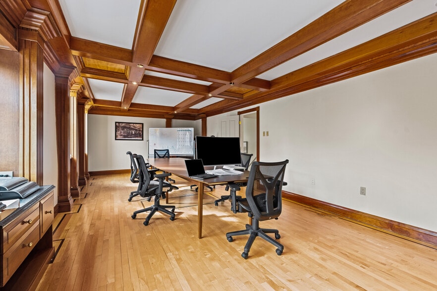 More Photos Of 501 Main St, Odessa Office For Sale