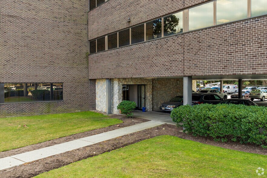 More Photos Of 240 Frisch Ct, Paramus Office For Lease