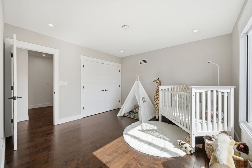 More Photos Of 443 Walnut St, Sewickley Flex For Sale