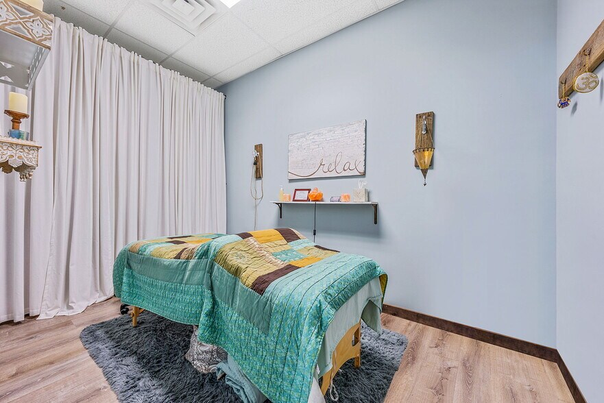 More Photos Of 6 New York Ave, Sound Beach Bar For Sale