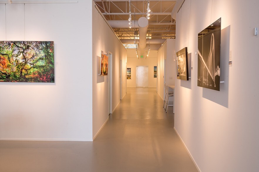 More Photos Of 1131 Dragon St, Dallas Showroom For Lease