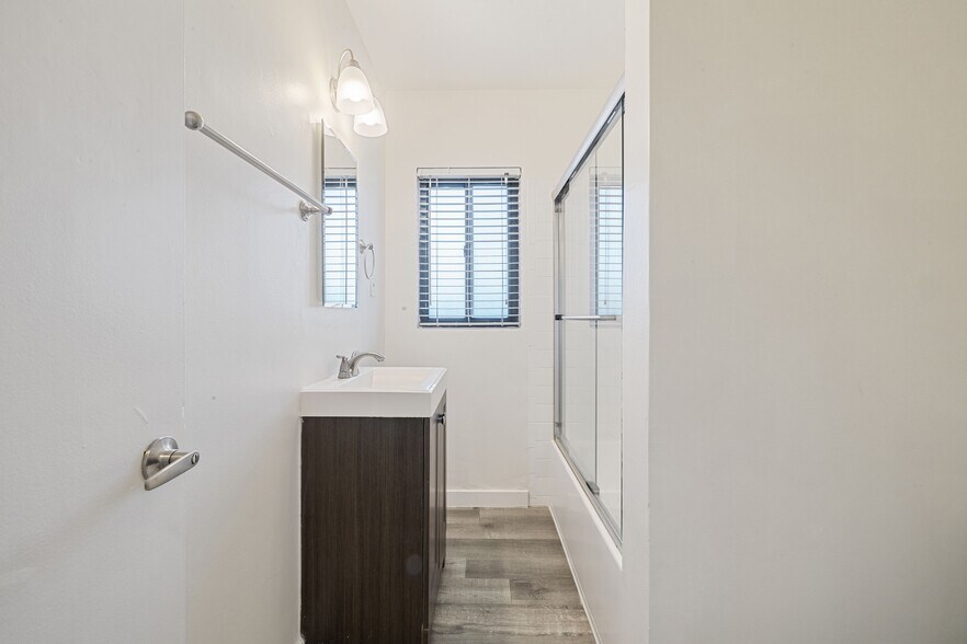 More Photos Of 1056 E 6th St, Long Beach Apartments For Sale