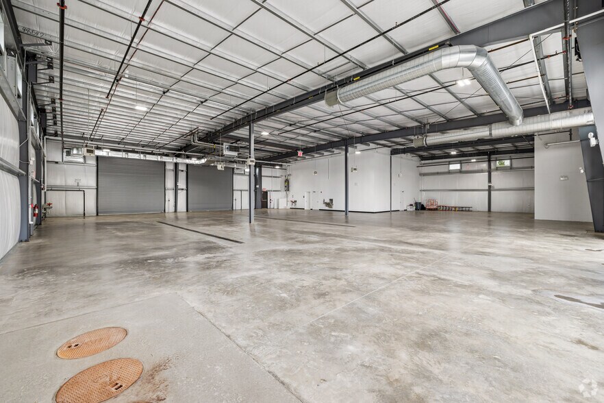 More Photos Of 2577 Forest Ave, Staten Island Truck Terminal For Lease