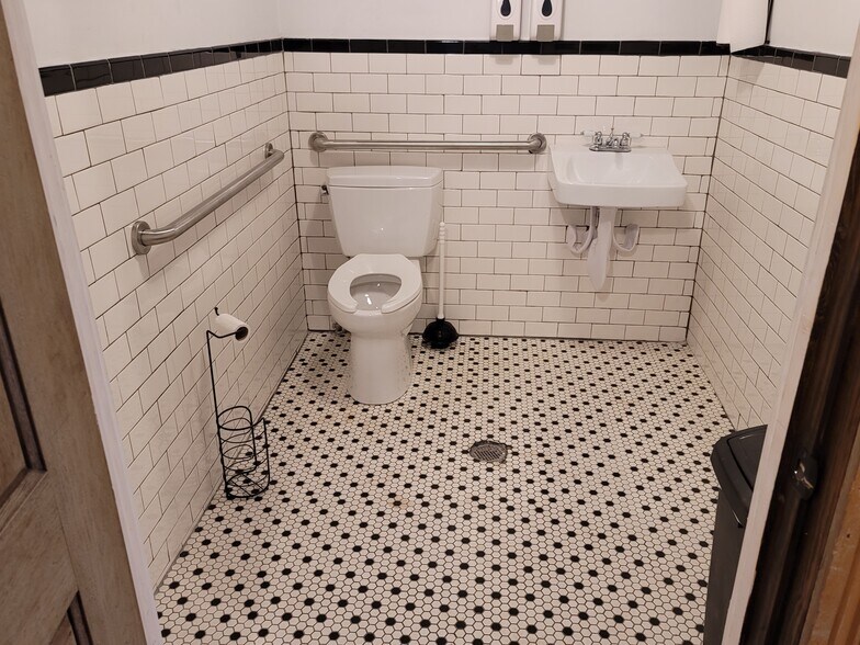 More Photos Of 1260 Clarksville St, Paris Restaurant For Sale