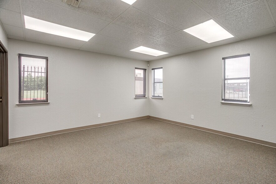 More Photos Of 2030 S Las Vegas Trl, White Settlement Office For Sale