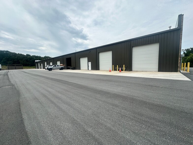 More Photos Of 4830 Marsett Pky, Cumming Light Manufacturing For Lease