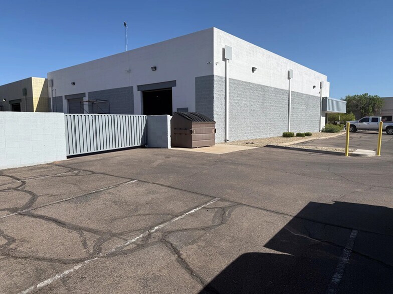 More Photos Of 1325 W Harwell Rd, Gilbert Warehouse For Lease