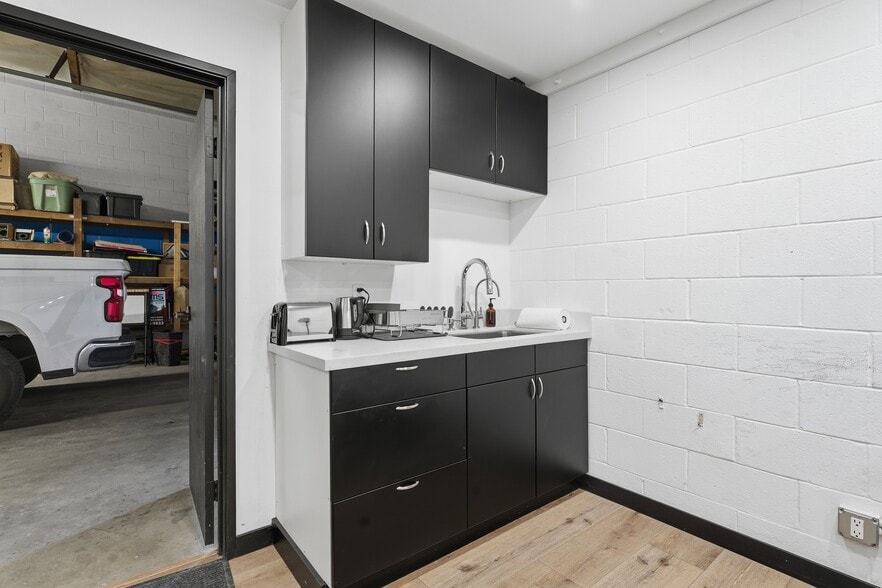 More Photos Of 18522 Gresham St, Northridge Warehouse For Sale