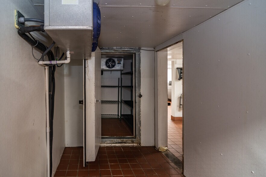 More Photos Of 115 NE Locust St, Oakland Restaurant For Sale