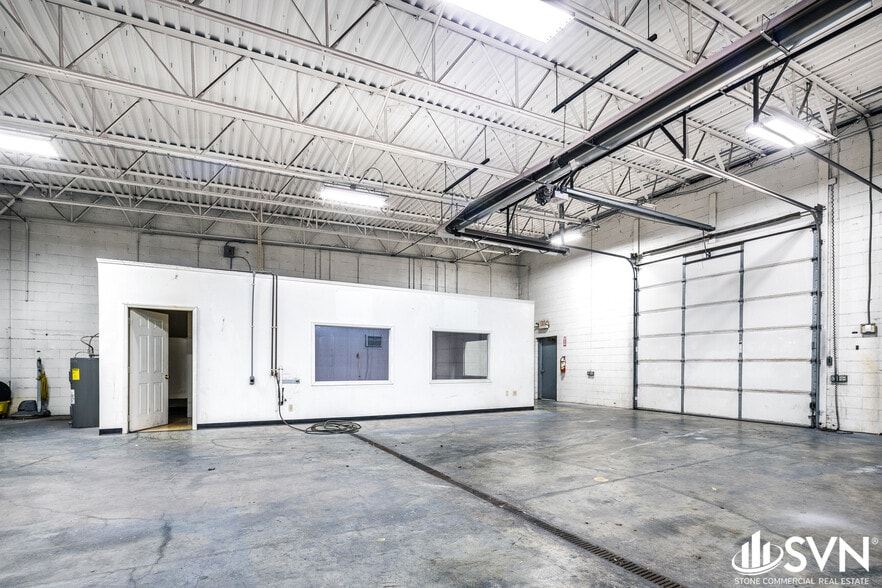 More Photos Of 2408 Over Dr, Lexington Industrial For Lease