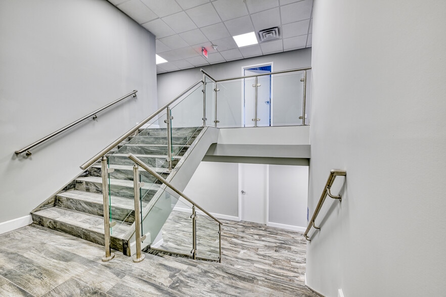 More Photos Of 8282 Western Way Cir, Jacksonville Warehouse For Lease