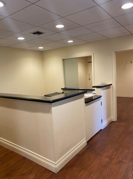More Photos Of 23111 Ventura Blvd, Woodland Hills Medical For Lease
