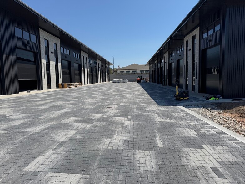 More Photos Of 2105 S 31st St, Rogers Showroom For Sale