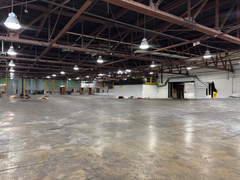 More Photos Of 1913 W State St, Bristol Warehouse For Lease