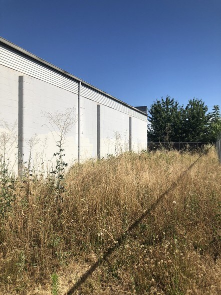 More Photos Of 2060 Warner St NE, Salem Warehouse For Sale