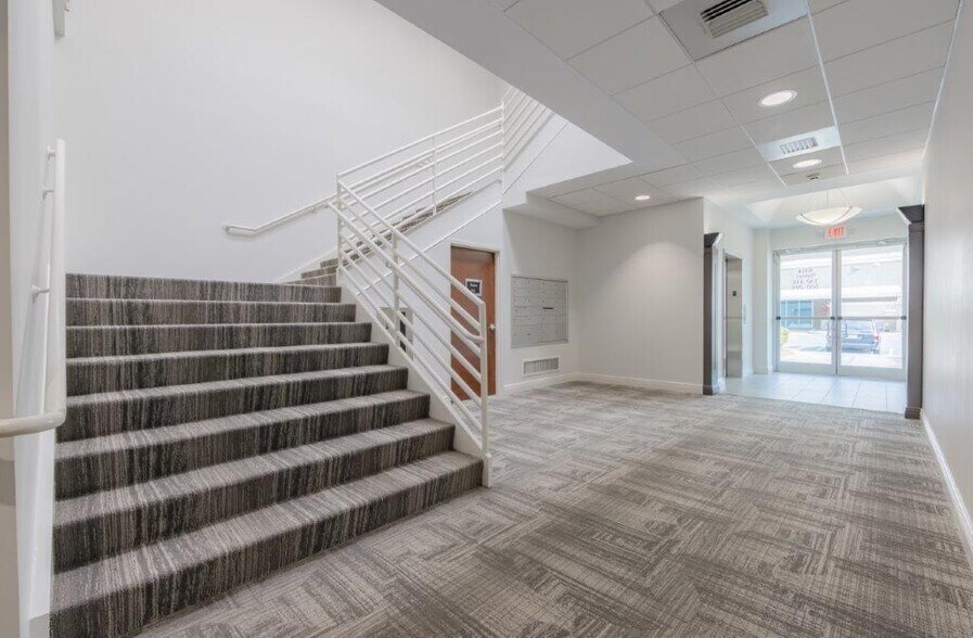 More Photos Of 8510 McAlpine Park Dr, Charlotte Unknown For Lease