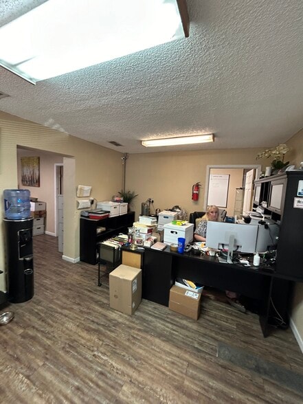 More Photos Of 440 N Broadway St, Joshua Manufacturing For Lease