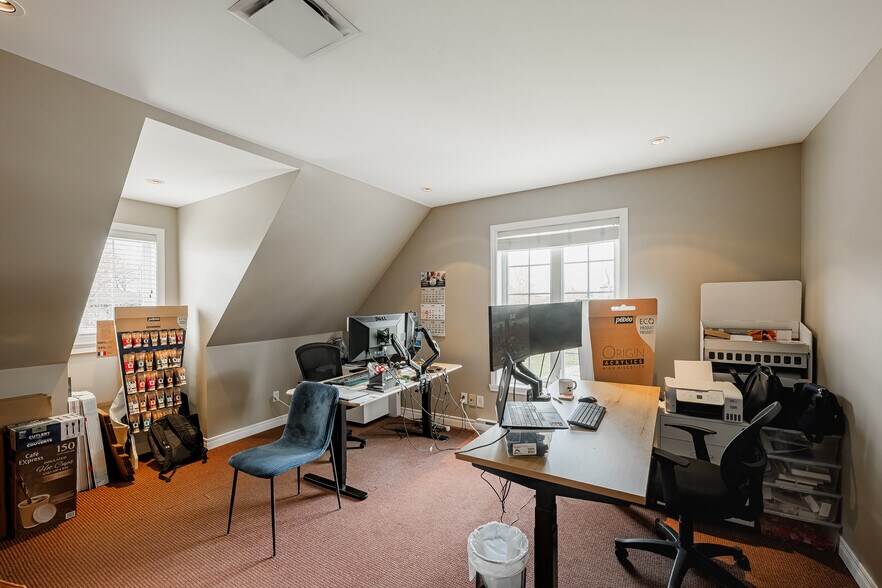 More Photos Of 675 Boul Samson, Laval Office For Sale