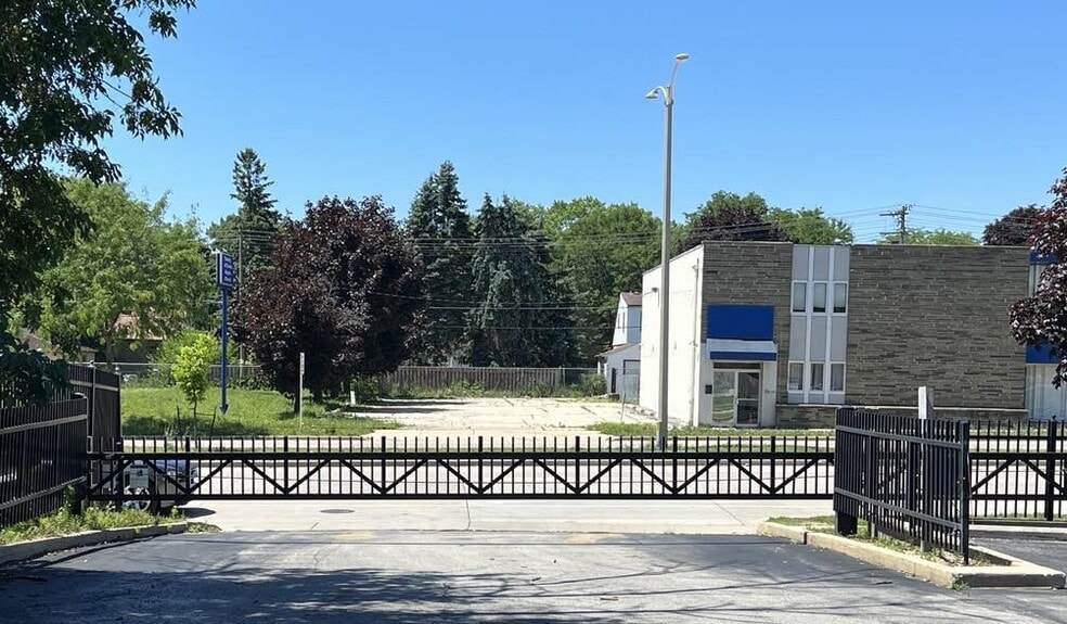 More Photos Of 6300 W Fond du Lac Ave, Milwaukee General Retail For Sale