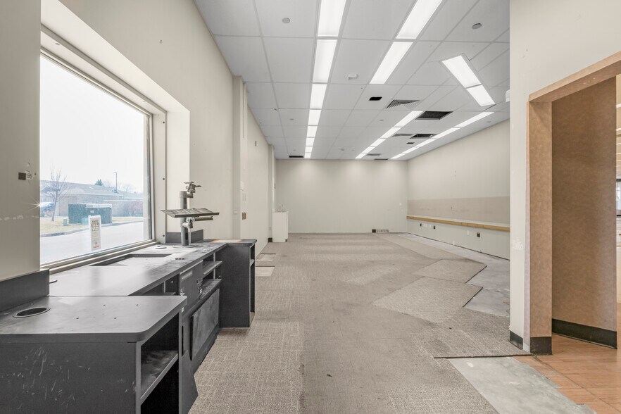 More Photos Of 4205-4225 Egan Dr, Savage Drugstore For Sale