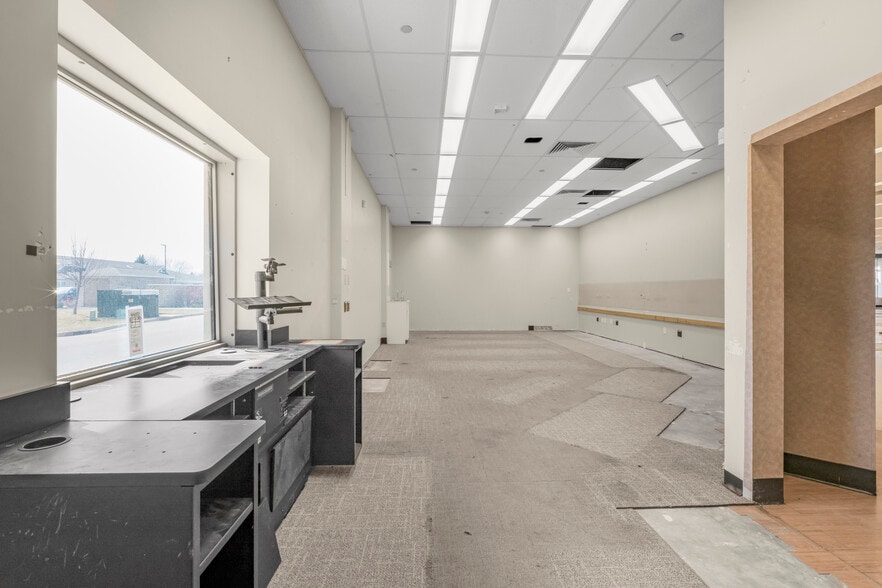 More Photos Of 4205-4225 Egan Dr, Savage Drugstore For Lease