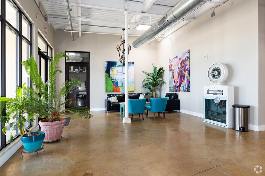 More Photos Of 3363 E Commerce St, San Antonio Unknown For Lease