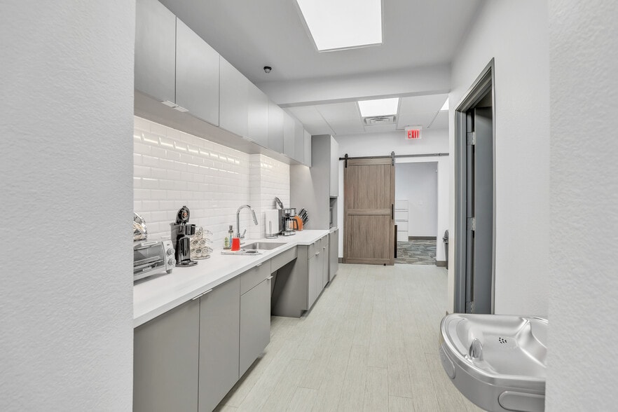 More Photos Of 1916 Avenue K, Plano Office For Sale