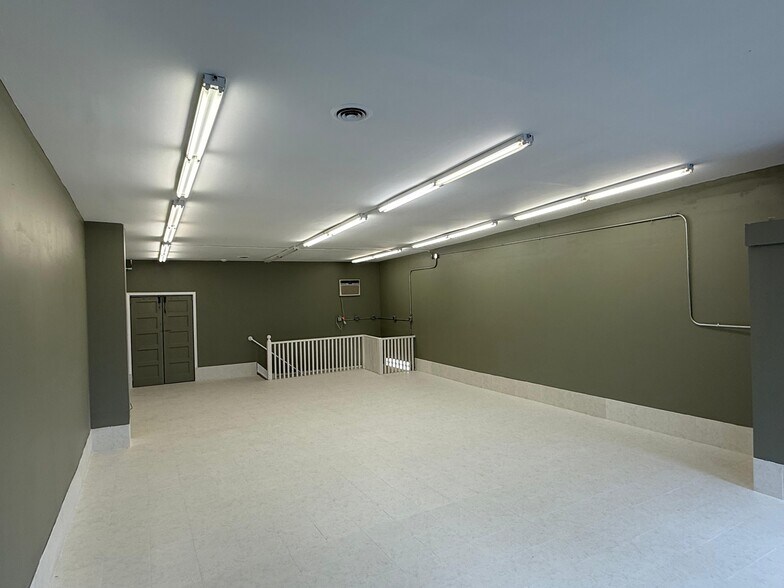 More Photos Of 21 E Marie St, Hicksville Storefront Retail Residential For Lease