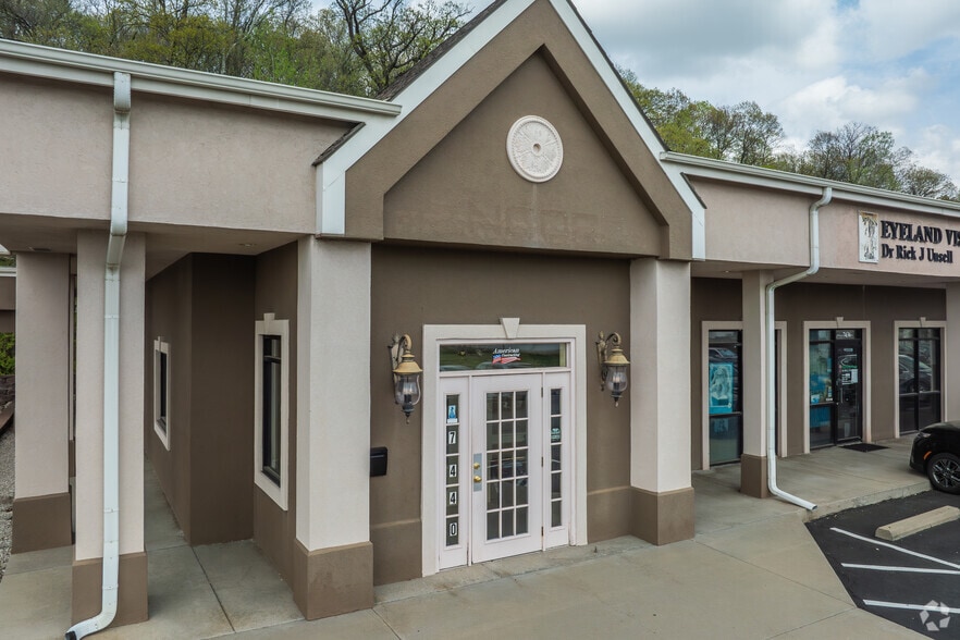 More Photos Of 7400-7440 NW River Park Dr, Parkville General Retail For Lease