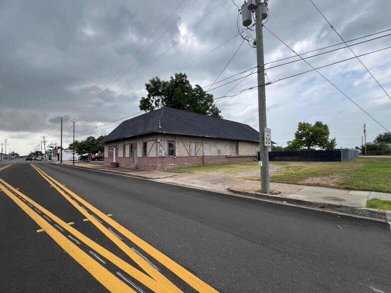 More Photos Of 11 E Texas Ave, Baytown General Retail For Sale