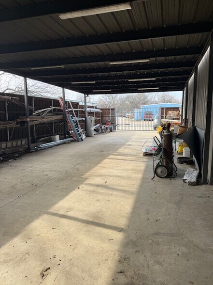 More Photos Of 504 N Breckenridge St, Ennis Warehouse For Sale
