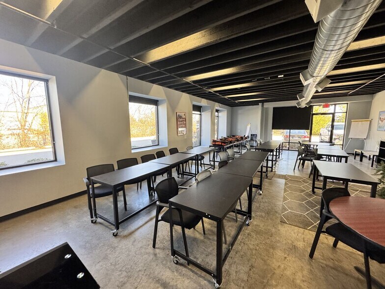 More Photos Of 13050 Eastgate Park Way, Louisville Light Distribution For Lease