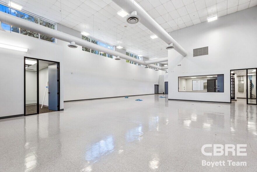 More Photos Of 26025 Mureau Rd, Calabasas Office For Sale