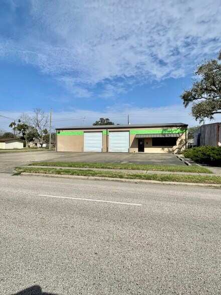 More Photos Of 500 E Plantation Dr, Clute Warehouse For Sale