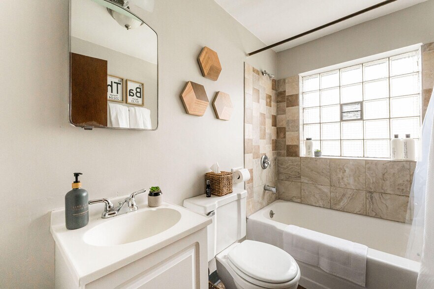 More Photos Of 524 Cross St, Sycamore Apartments For Sale