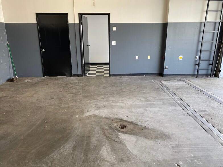 More Photos Of 3209 E Thousand Oaks Blvd, Thousand Oaks Unknown For Lease