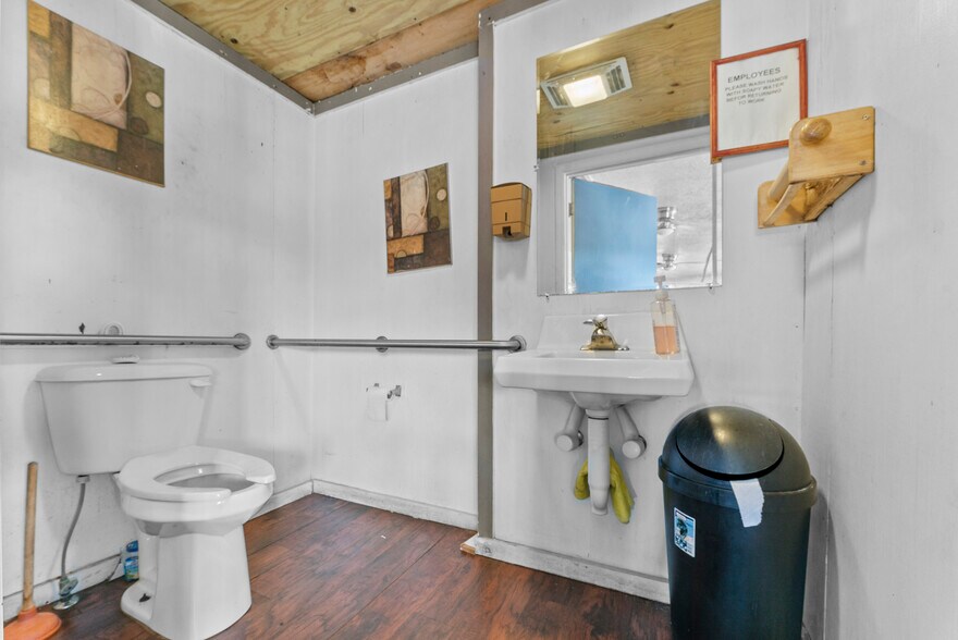 More Photos Of 4118 Augusta Rd, Savannah Freestanding For Sale