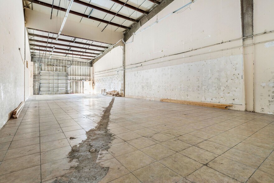 More Photos Of 1979 10th Ave N, Lake Worth Beach Light Distribution For Sale