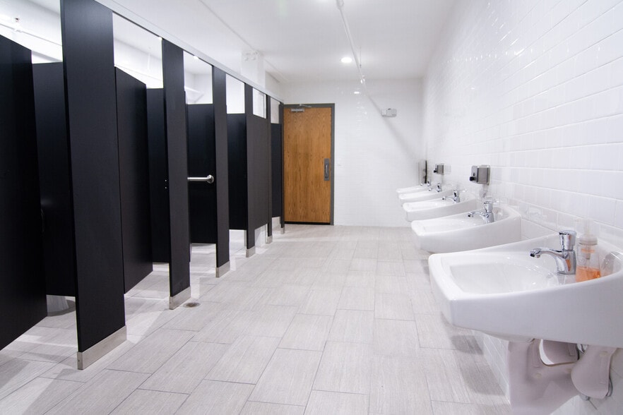 More Photos Of 1800 Essex St, Los Angeles Light Distribution For Lease