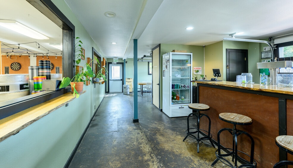 More Photos Of 777 NE 4th St, McMinnville General Retail For Lease