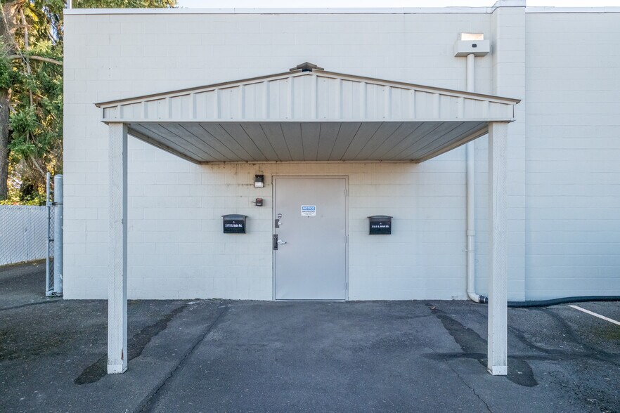 More Photos Of 2175 S Main Rd, Lebanon General Retail For Sale