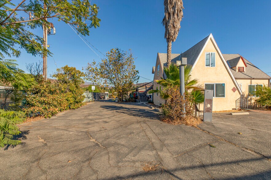 More Photos Of 9052-9058 Sunland Blvd, Sun Valley Office For Sale