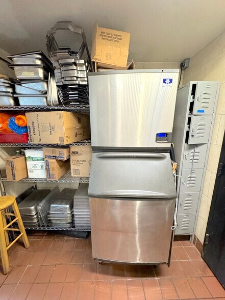 More Photos Of 128 Metropolitan Ave, Brooklyn Restaurant For Lease