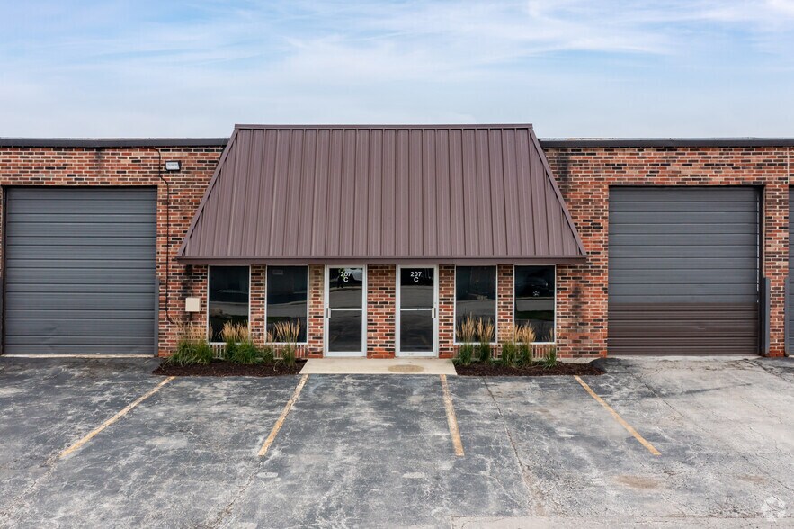 More Photos Of 201-235 Eisenhower Ln S, Lombard Warehouse For Lease