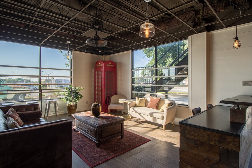 More Photos Of 1000 E 51st St, Austin Unknown For Lease