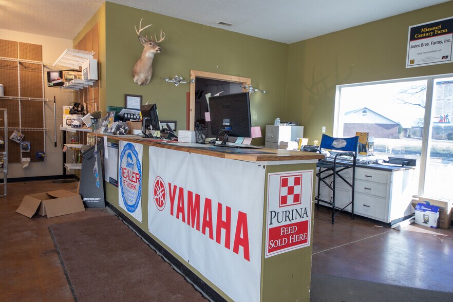 More Photos Of 375 NW US Highway 50, Centerview Light Distribution For Sale