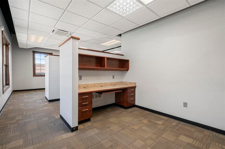 More Photos Of 728 College St, Bowling Green Office For Sale