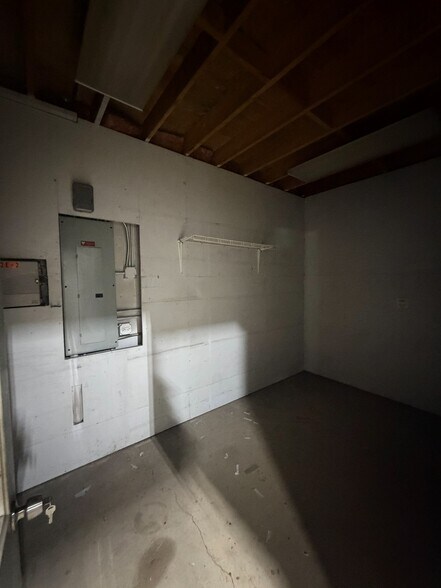 More Photos Of 72 East St, Crystal Lake Light Manufacturing For Lease