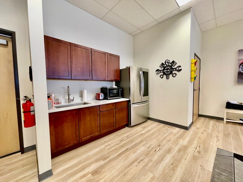 More Photos Of 7790 S Wheeling Ct, Englewood Warehouse For Lease