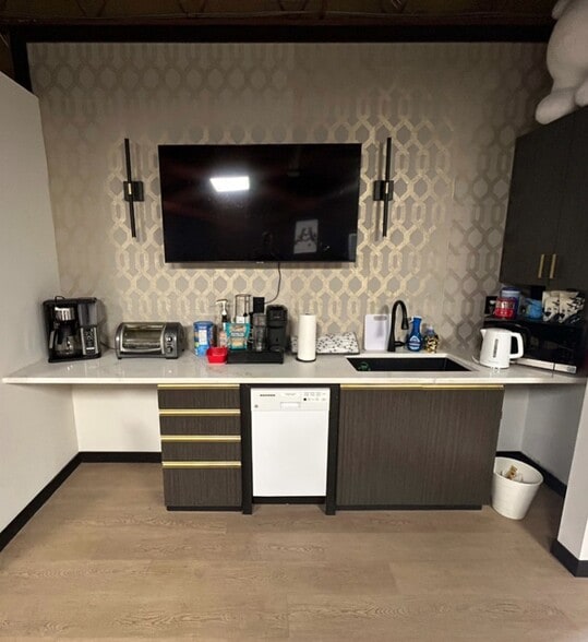 More Photos Of 15604-15626 116 Ave NW, Edmonton Showroom For Sale